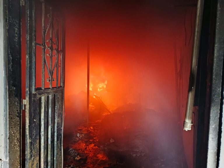 Voraz incendio consumió taller de costura en Ureña