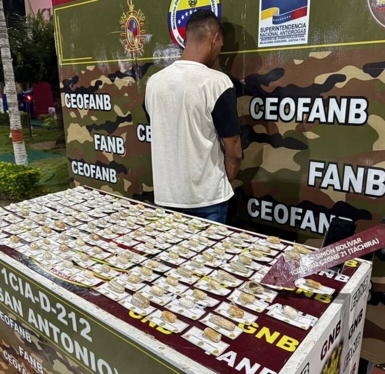 Pretendía cruzar frontera con 122 dediles en su estómago