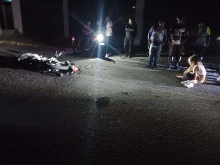 Cinco lesionados de gravedad en colisión de dos motos en San Antonio