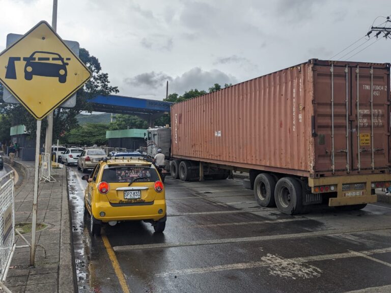 Transporte de carga internacional frena «hora cero» ante posible solución a la póliza