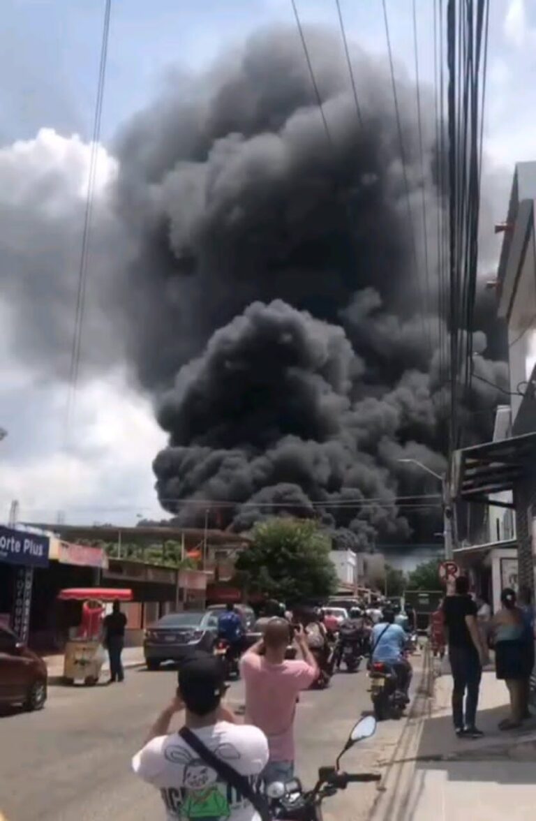 Fuerte incendio en Los Patios
