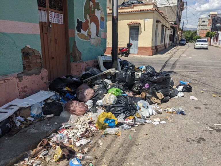 Un «mini vertedero» en vía de San Antonio