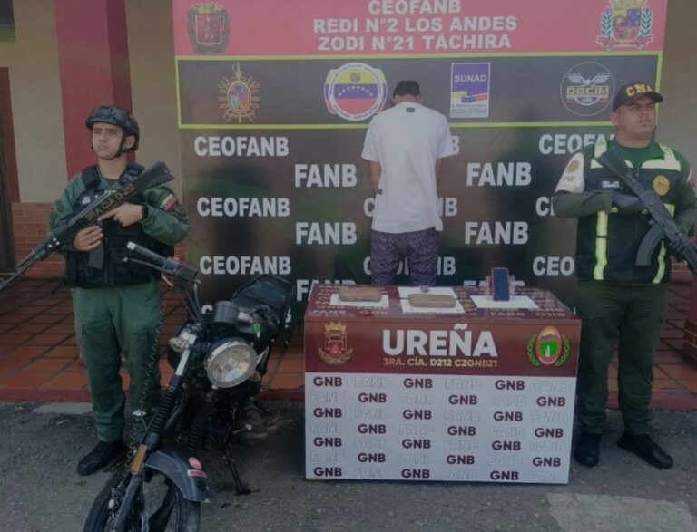 Se desplazaba por Ureña con un kilo de estupefacientes oculto en su motocicleta