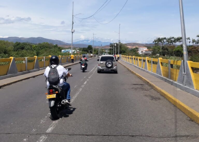 Tímido el tránsito por el puente Simón