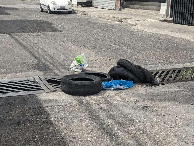 Cauchos alertan peligro en alcantarilla desprovista de rejillas en frontera