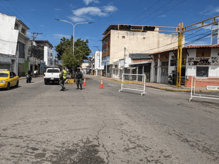 Cierran un canal de la avenida Venezuela por marcha