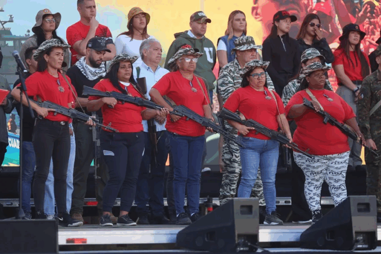 Gobierno condecora a cinco mujeres milicianas tras «la burla» de Trump