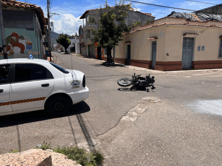 Choque entre carro y moto en San Antonio