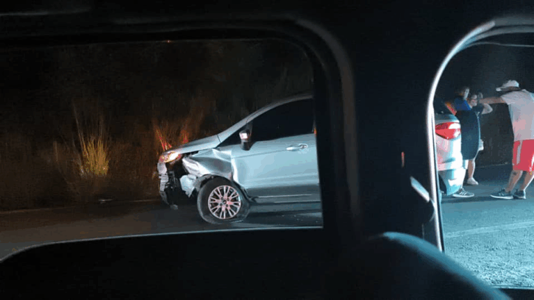 Un nonagenario lesionado en colisión entre dos carros en la vía San Antonio – Apartaderos