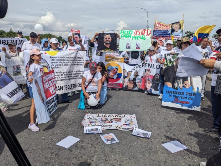 Despliegan sobre el puente fotos de colombianos detenidos en Venezuela