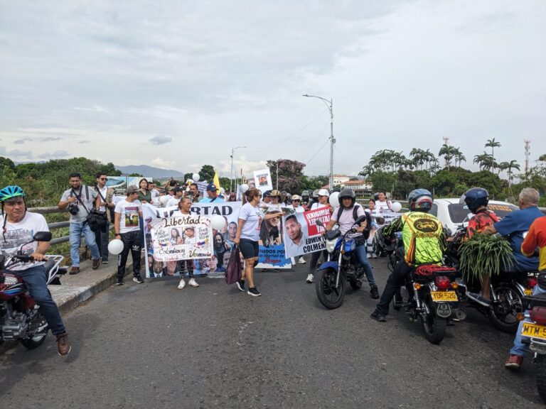 Protestan en el puente Simón Bolívar familiares de colombianos detenidos en Venezuela