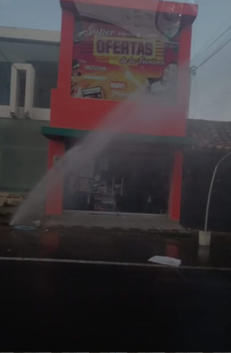 Bote de aguas blancas dificulta el tránsito de vehículos en frontera