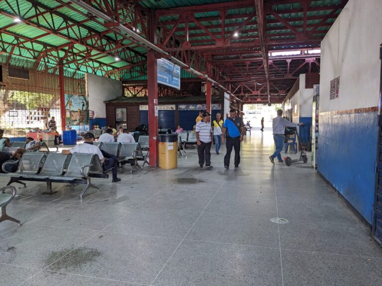 Horas de espera para salir con pasajeros del terminal de la frontera