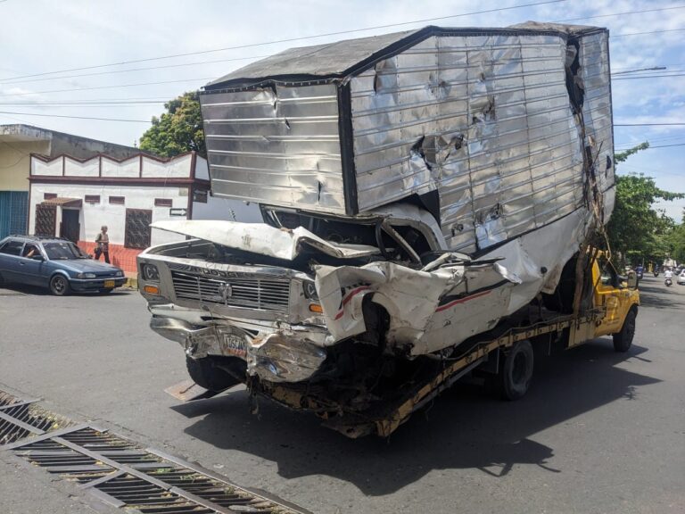 Así quedó el camión que volcó en Llano de Jorge