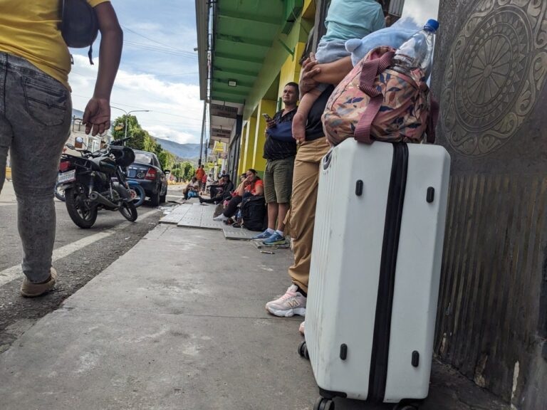 Viajeros varados en frontera
