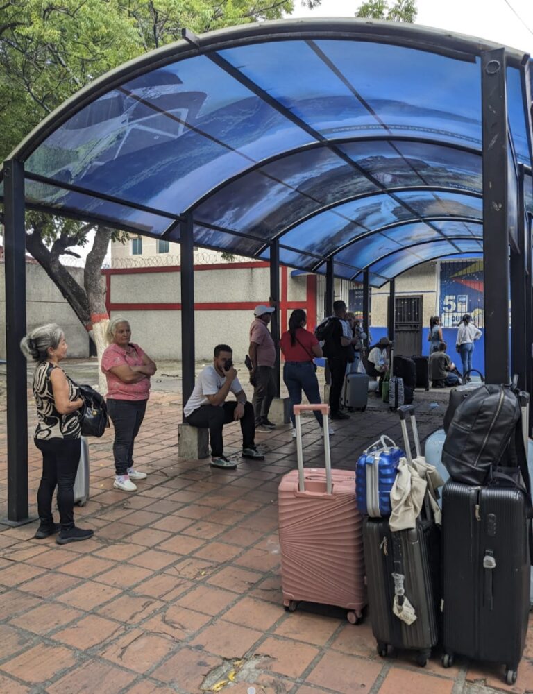 Alertan a migrantes venezolanos de estafas con trámites en Colombia