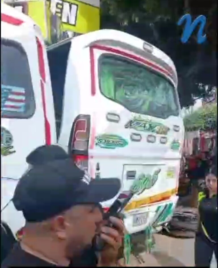 Pierden el control de sus busetas y terminan dentro de un local comercial