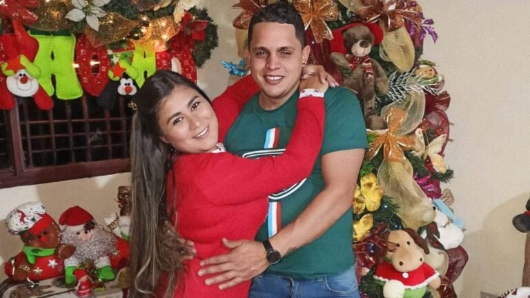 Solo con su cuerpo marcado