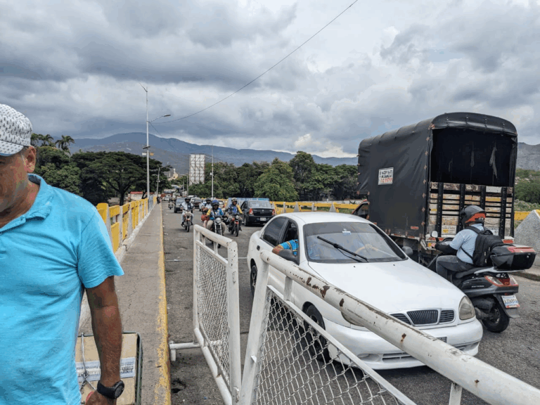 Restablecido el paso por el puente Simón Bolívar