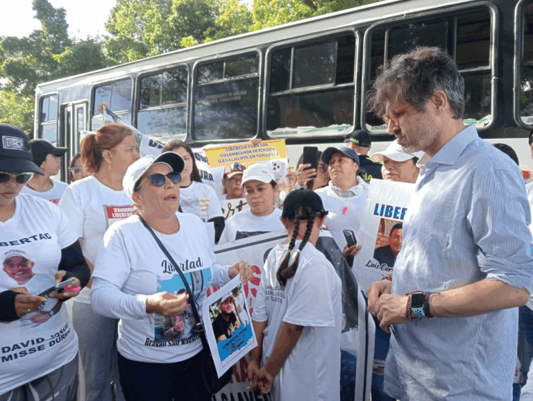 Autoridades arriban al segundo día de protesta en el puente Simón Bolívar