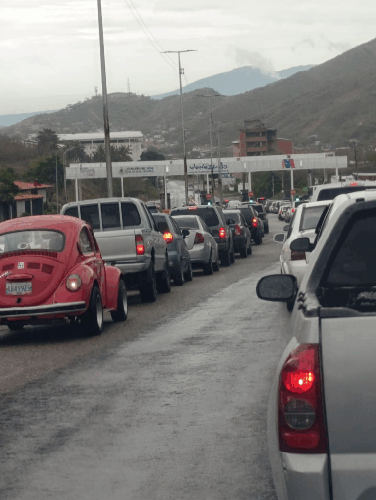 Kilométrica cola en el peaje tras reactivarse el cobro: solo punto o bolívares en efectivo