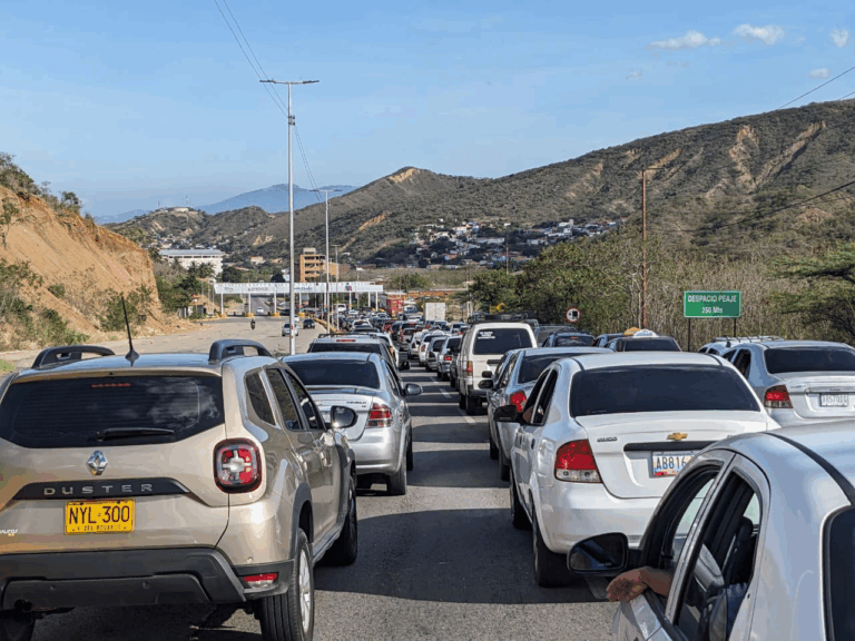 Sigue la kilométrica cola en el peaje de la frontera