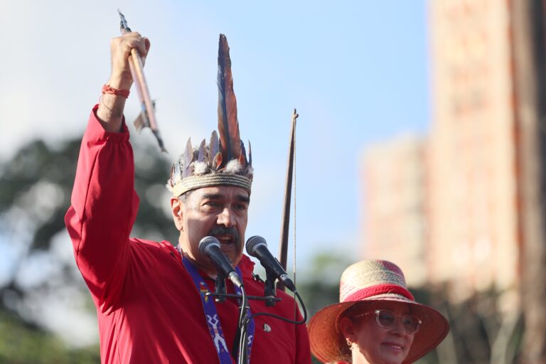 Maduro pide crear brigadas milicianas con indígenas  