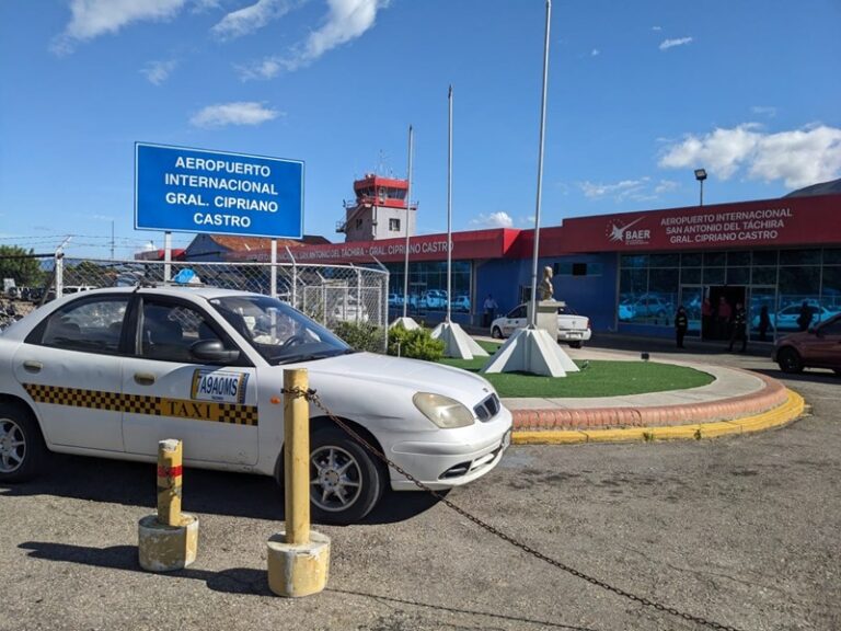 Taxistas del aeropuerto piden que se habiliten otros carriles para el sellado por Tienditas