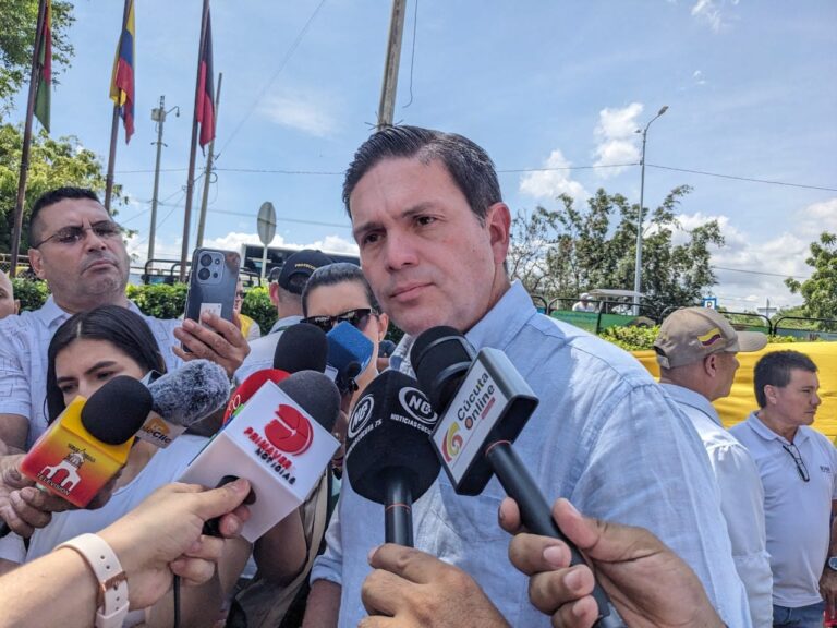 «Nunca cerraría la frontera»: precandidato colombiano visita el puente Simón Bolívar