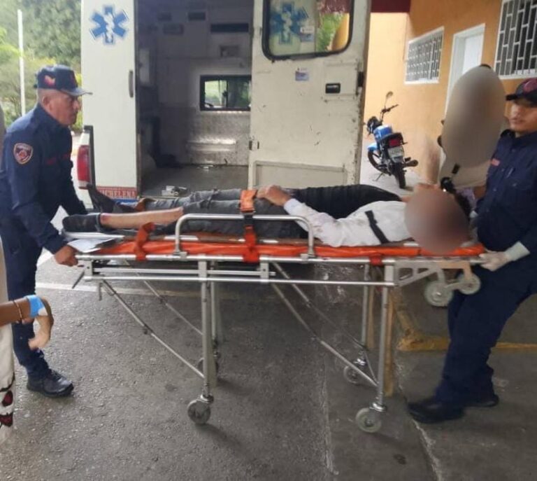 Dos lesionados en colisión de motos en San Antonio