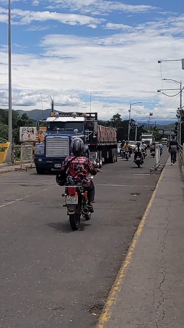 Más de 1.900 vehículos de carga cruzaron frontera en octubre