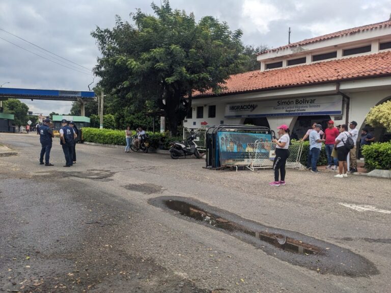 Familiares de colombianos detenidos en Venezuela a la espera del arribo del viceministro