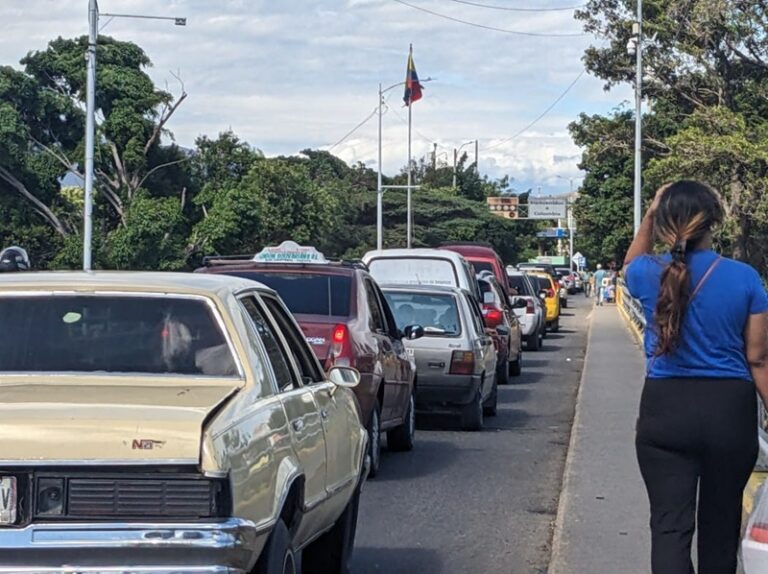 Cola en el puente Simón Bolívar