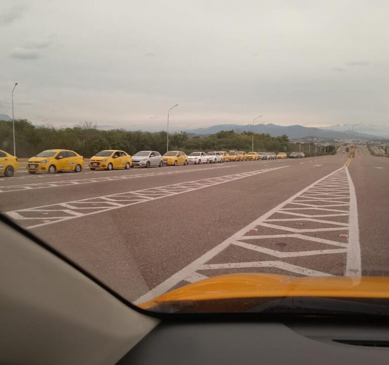 Viajeros con riesgo de perder sus vuelos por retrasos en el Atanasio Girardot