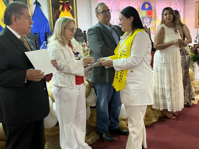 Egresan 28 médicos en diplomados de ecografía, estética, cosmiatría y cosmetología