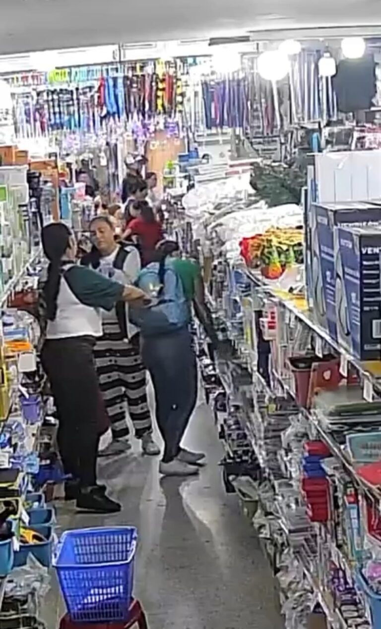 Dos mujeres hurtan celular en comercio de San Antonio