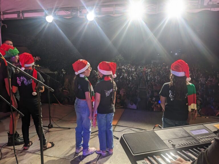 Encendido de luces en familia protagonizó Colegio Nazaret en frontera