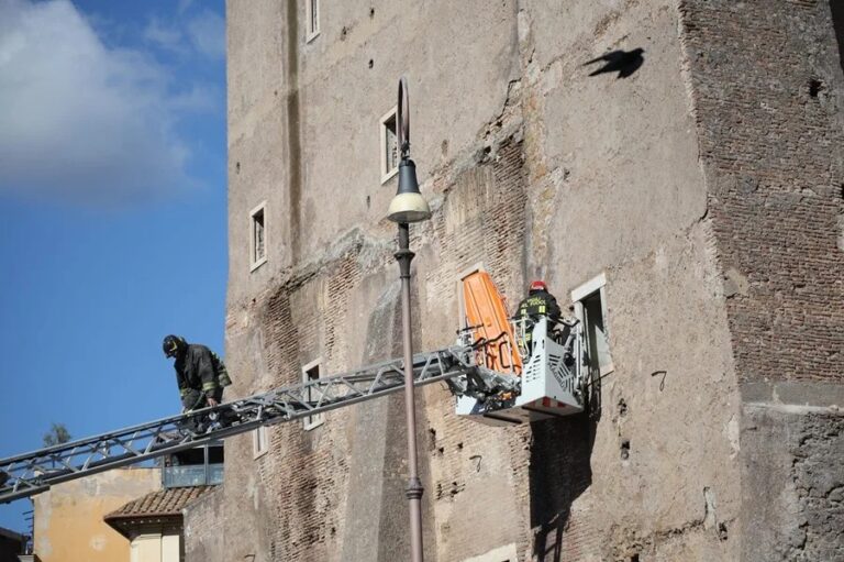 Una persona sigue atrapada en la torre medieval derrumbada en Roma