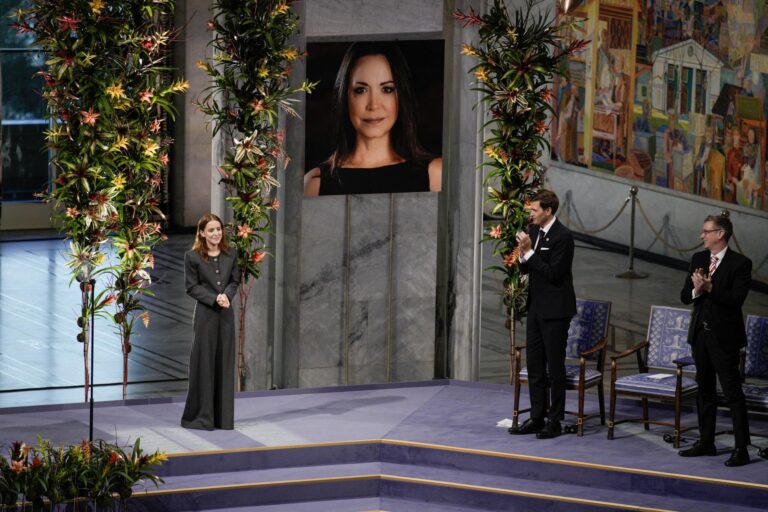 Machado salió de Venezuela en barco para intentar llegar a Oslo, según Wall Street Journal