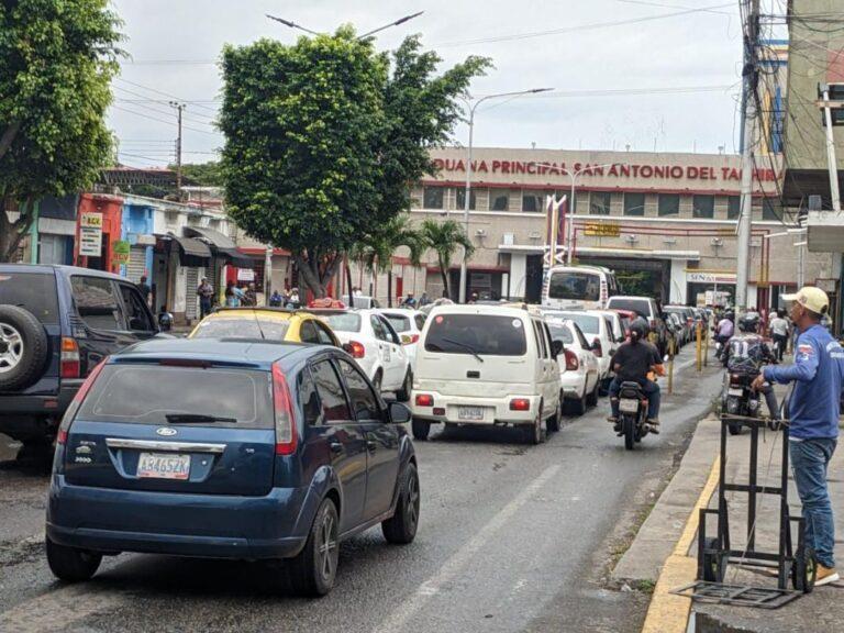 Martes lluvioso y de congestión vehicular en frontera