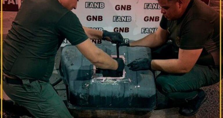 Cruzaron frontera con gran alijo de droga oculto en el tanque del vehículo