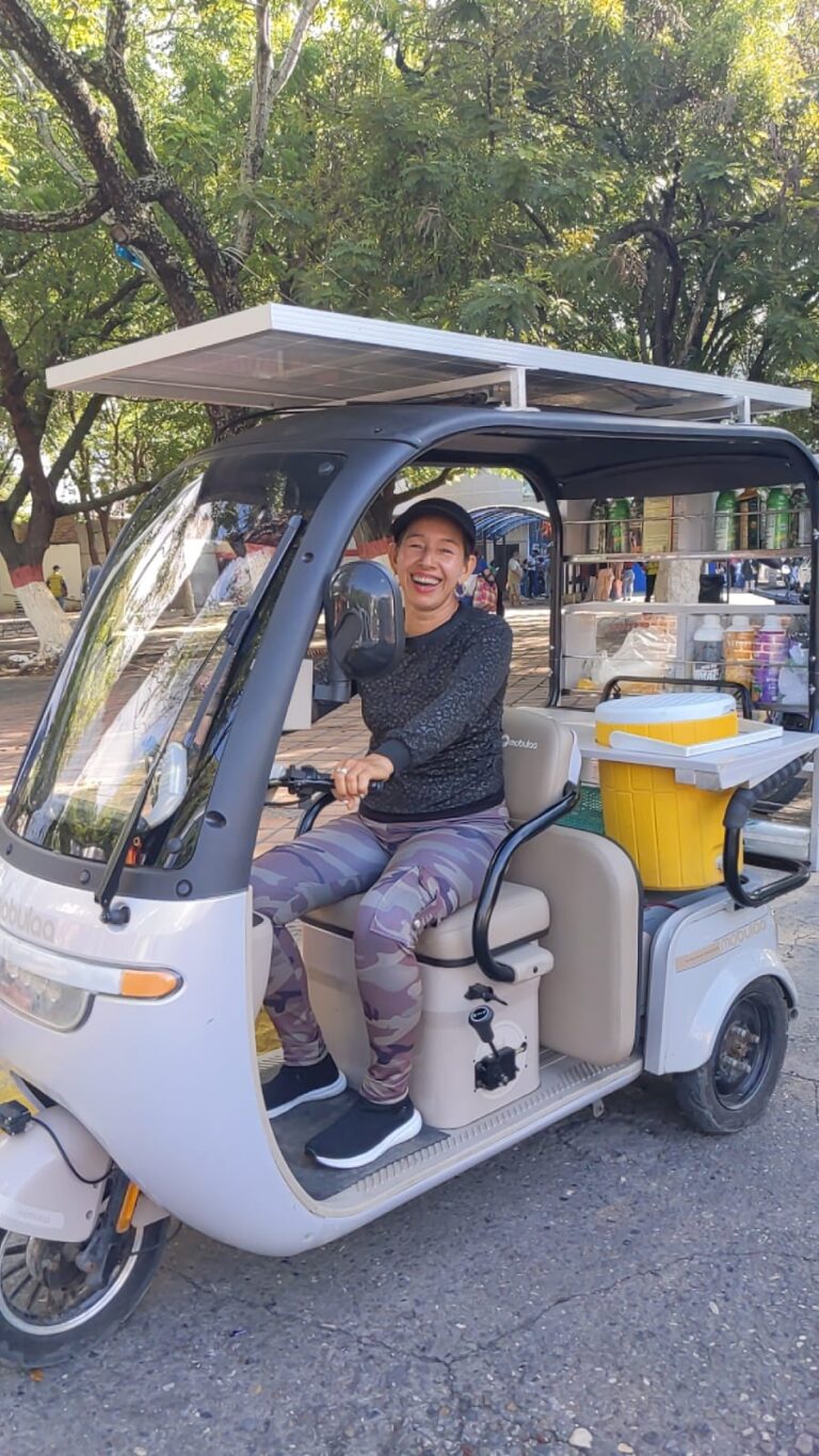 Recorre la frontera vendiendo jugos en su vehículo eléctrico