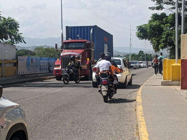 Transportistas de carga lamentan retrasos para homologar habilitación en Colombia