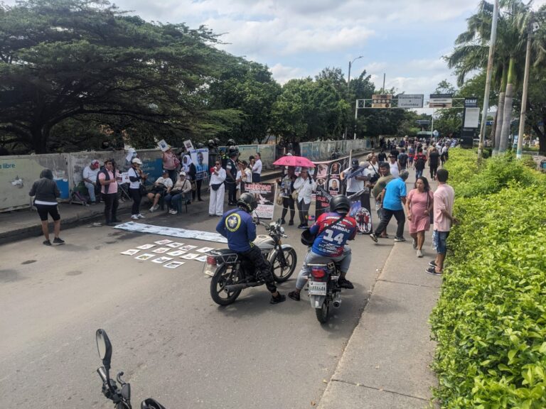 Familiares vuelven a cerrar el puente Simón Bolívar tras horas de tensión