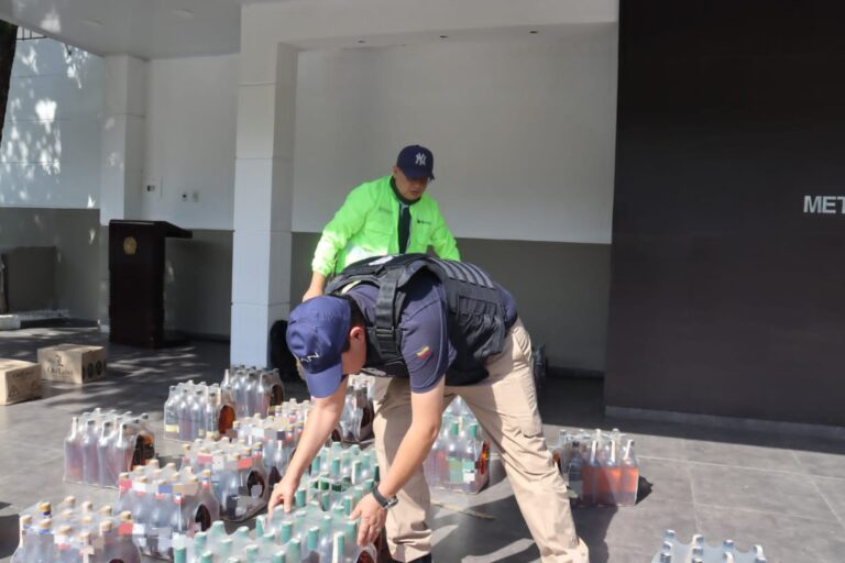 Incautan en La Parada más de 5 mil unidades de alimentos y licor de contrabando