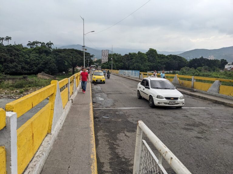 Reiteran llamado a taxistas de no usar el puente como paradero