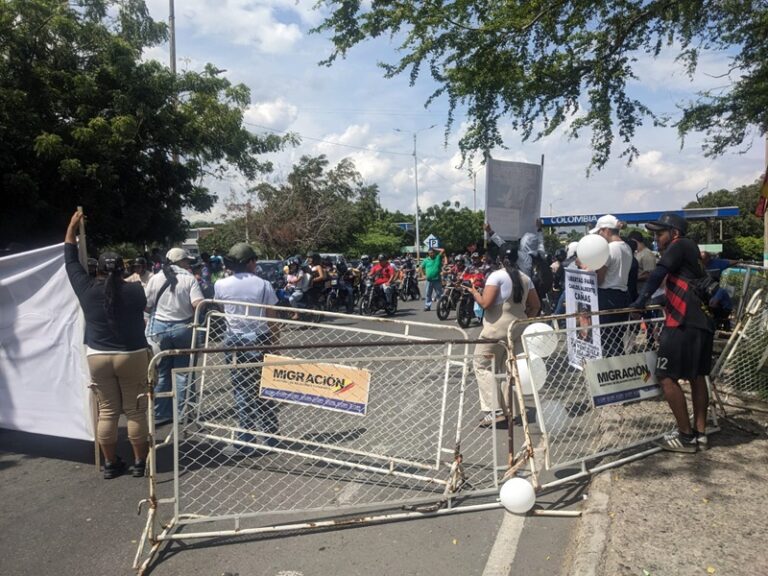 Anuncian nuevo plantón en el puente Simón Bolívar