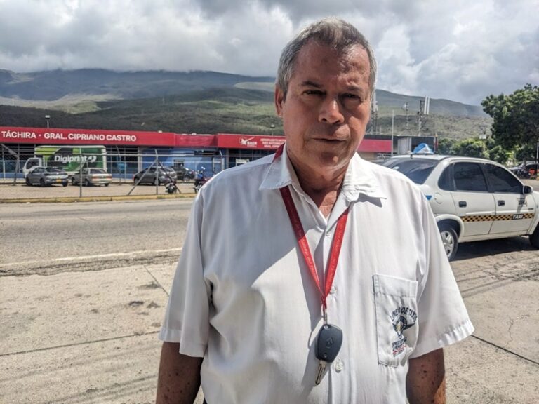Taxistas del aeropuerto piden que se habiliten otros carriles para el sellado por Tienditas