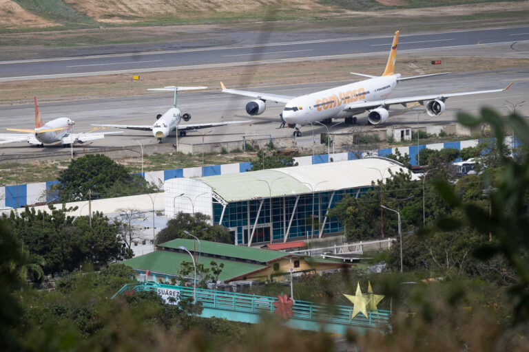 Principal aeropuerto venezolano retomará operaciones en septiembre en terminal temporal