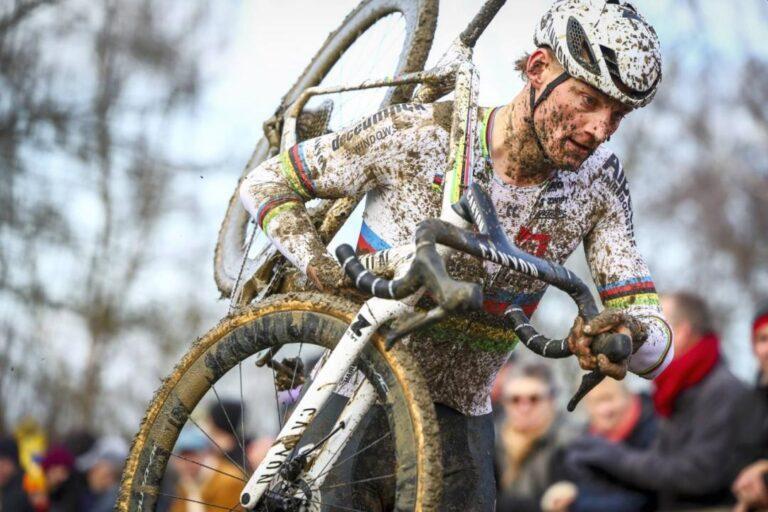 Van der Poel se muestra intratable y firma su cuarta victoria